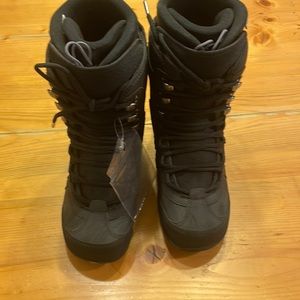 Shuffler snowboarding boots brand new never been woren